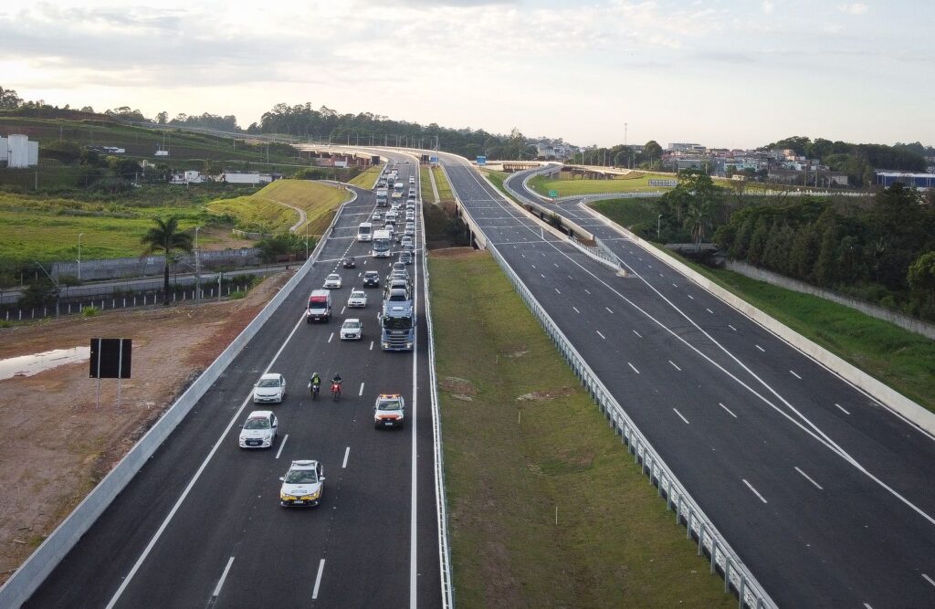Crédito: Os primeiros veículos a trafegar no Rodoanel Norte