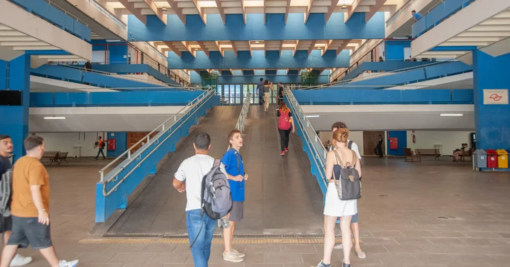 Cursos de Inverno da USP: Mais de 7 Mil Vagas em Humanidades Crédito: Vão livre dos prédios de História e Geografia da FFLCH – Foto: Júlio Bazanini/USP Imagens