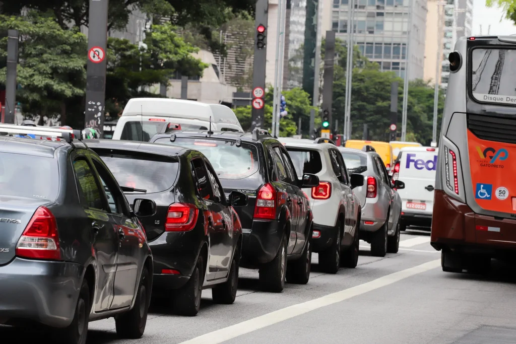 Consequências de Dirigir Sob Efeito de Álcool Crédito: A recusa do bafômetro resulta em penalidades idênticas às aplicadas a quem é pego dirigindo sob efeito de álcool