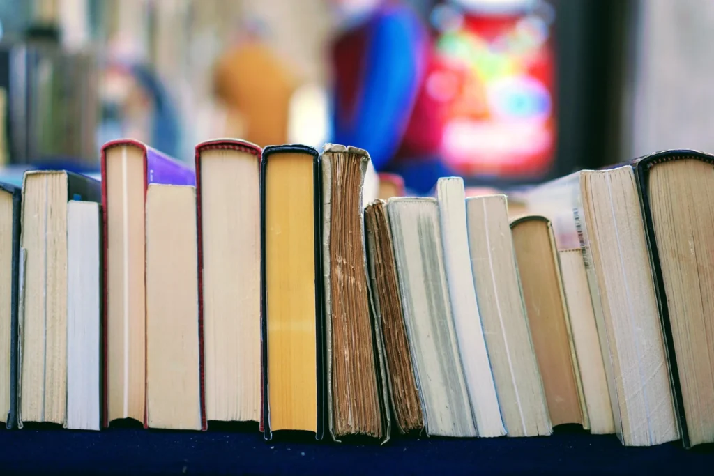 Celebre o Dia do Escritor: Destaques da Literatura em São Paulo Crédito: A data de 25 de julho foi escolhida em 1960 para comemorar o Dia Nacional do Escritor pelo então presidente da União Brasileira de Escritores (UBE), João Peregrino Júnior e seu vice-presidente, o escritor baiano Jorge Amado, logo depois do I Festival do Escritor Brasileiro