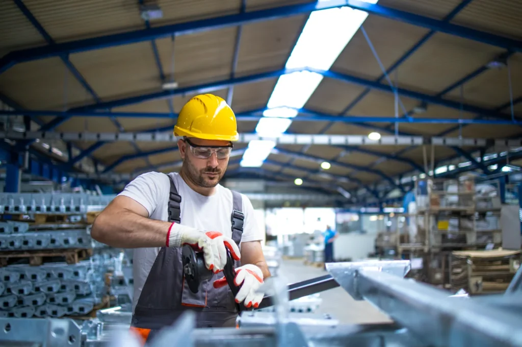 Vagas de Emprego em SP: 13,2 mil Oportunidades nesta Semana Crédito: Alimentador de linha de produção é uma das ocupações com mais vagas