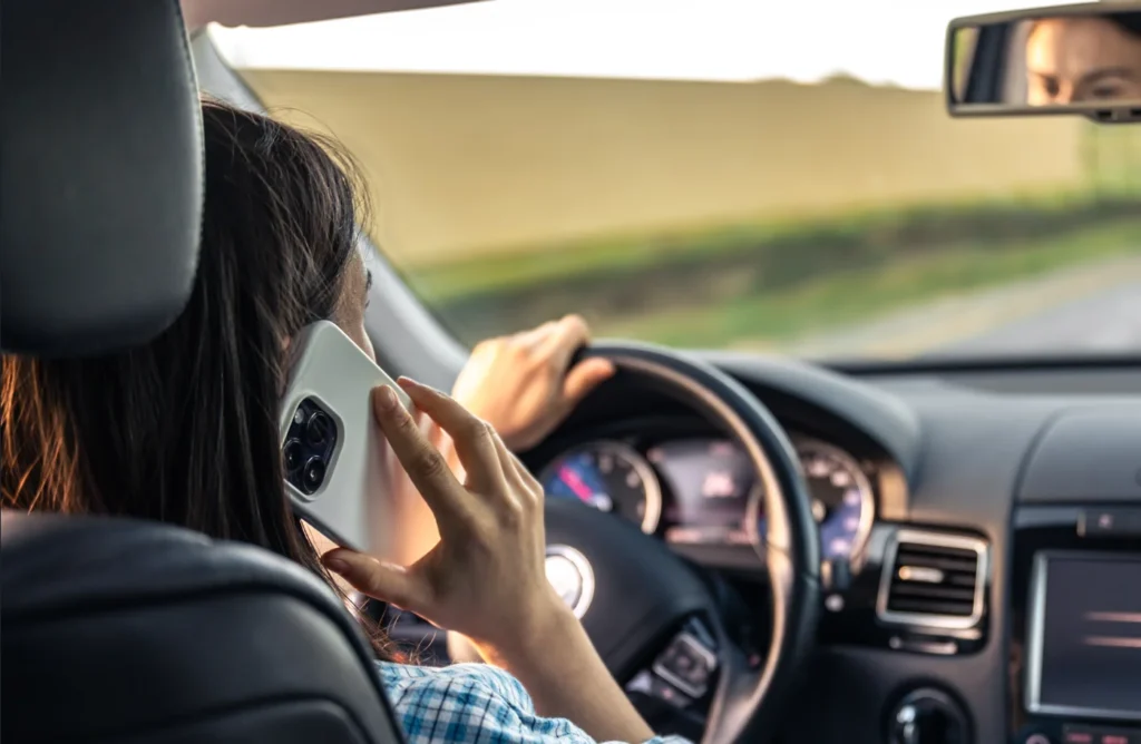 Crédito: Dirigir falando ao telefone celular é infração média, enquanto manusear e teclar ao volante configura infração gravíssima