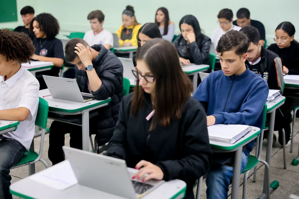 Estudantes do Programa Ensino Integral Definem Disciplinas Práticas até 21 de Agosto Crédito: As unidades devem organizar a escolha das disciplinas por meio do Feirão das Eletivas até o dia 21 de agosto
