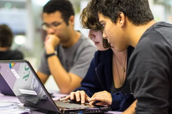 Cursos Profissionalizantes Gratuitos em SP: Inscrições Abertas Crédito: As formações contemplam áreas com alta demanda por mão de obra como logística, gestão, informática e administração. Ao todo, são nove opções de cursos gratuitos, com aulas realizadas pela manhã, tarde ou noite. Foto: Divulgação/Governo de São Paulo
