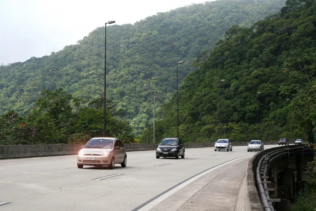 Entenda a Importância do Uso de Faróis em Rodovias Durante o Dia Crédito: Não utilizar o farol baixo ligado durante o dia nas rodovias onde seu uso é obrigatório gera uma infração média. Foto: Divulgação/Governo de São Paulo