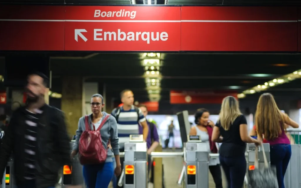 Transporte sobre Trilhos em SP: O que Saber Durante a Paralisação Crédito: Linha 3-Vermelha, que atende parte da zona leste da capital e faz integração com as linhas afetadas, conta com trens adicionais em circulação. Foto: Divulgação/Governo de SP