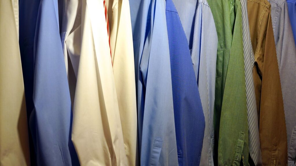 Mancha de sol na roupa branca: o que realmente resolve