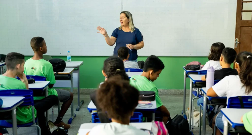 Mais de 160 mil candidatos se inscrevem para seleção de professores Crédito: O processo seletivo da Seduc-SP oferece opção de contrato em escolas de tempo parcial, com carga horária mínima de 25 horas, e integral (Programa Escola Integral - PEI) com regime de dedicação exclusiva de 40 horas semanais