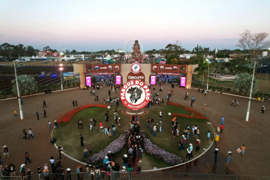 Preparativos para a 71ª Festa do Peão de Barretos Crédito: O evento reúne competições de rodeio de nível internacional e shows de grandes artistas sertanejo