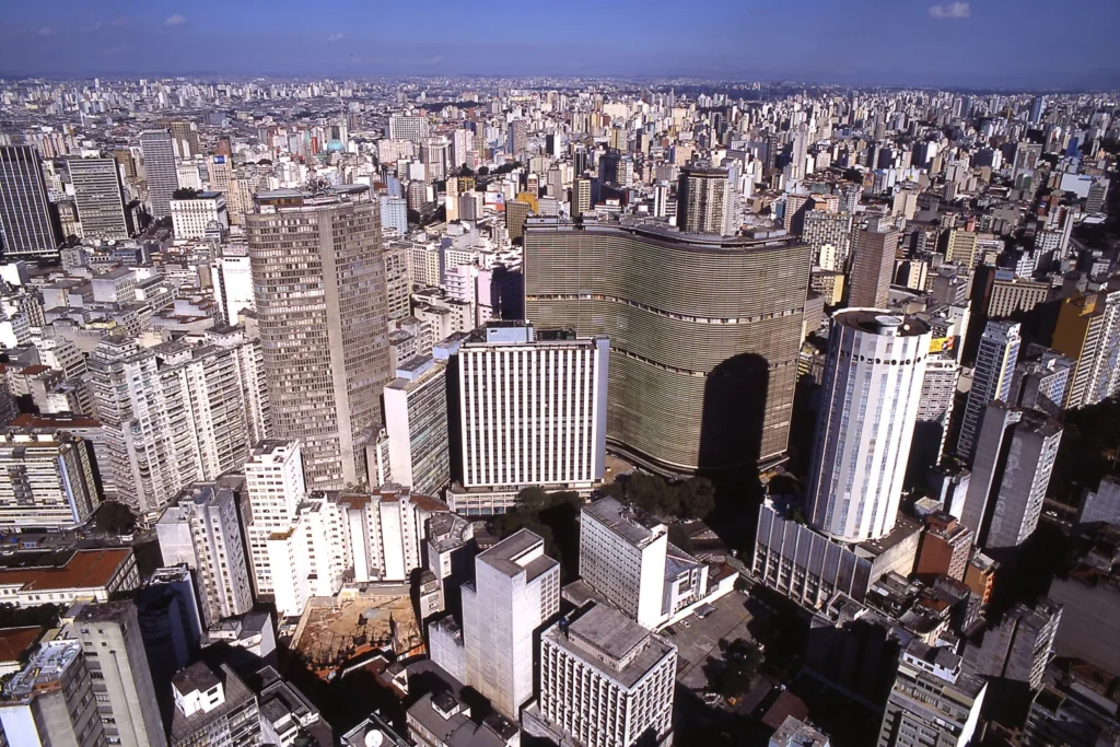 Descubra 10 Destinos Imperdíveis em São Paulo para Viagens 60+ Crédito: Copan, cidade de São Paulo