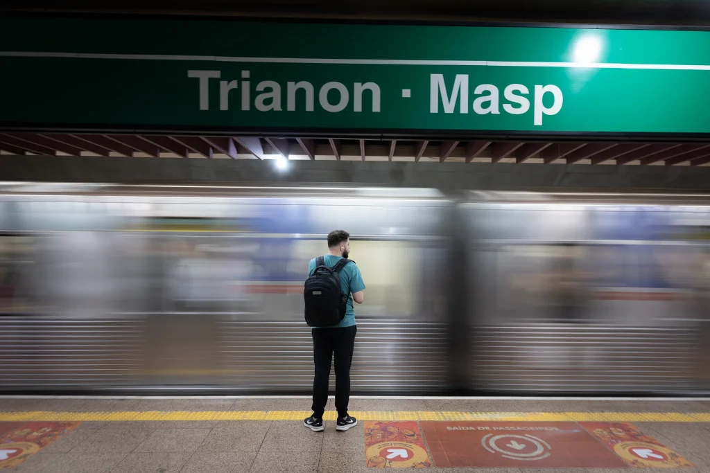 Metrô de São Paulo Funciona 24 Horas nos Fins de Semana até 2027 Crédito: A medida amplia as opções de transporte para quem trabalha em horários noturnos, participa de eventos, frequenta atividades culturais ou precisa se deslocar pela cidade durante a madrugada - Foto: Divulgação/Governo de São Paulo