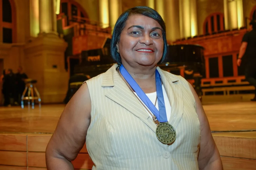 Crédito: Isabel Cristina da Silva, 59, foi premiada na cerimônia. Ela atua na Escola Estadual David Zeiger, na zona sul da capital paulista. Foto: Divulgação/Governo de SP